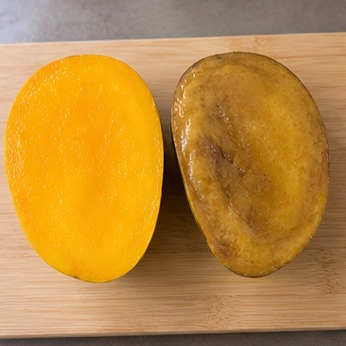 망고효능 샐러드에 망고를 적당히 넣는 실사 사진