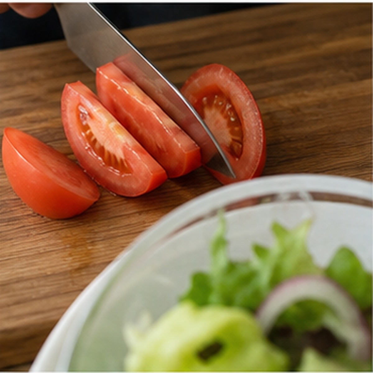토마토요리 샐러드용 토마토를 써는 도마 실사 사진