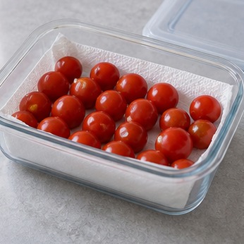 방울토마토보관법 밀폐 용기 바닥에 키친타월을 깐 실사 사진