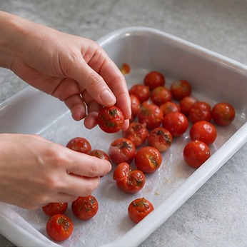 방울토마토보관법 상처 난 토마토를 골라내는 클로즈업 실사 사진