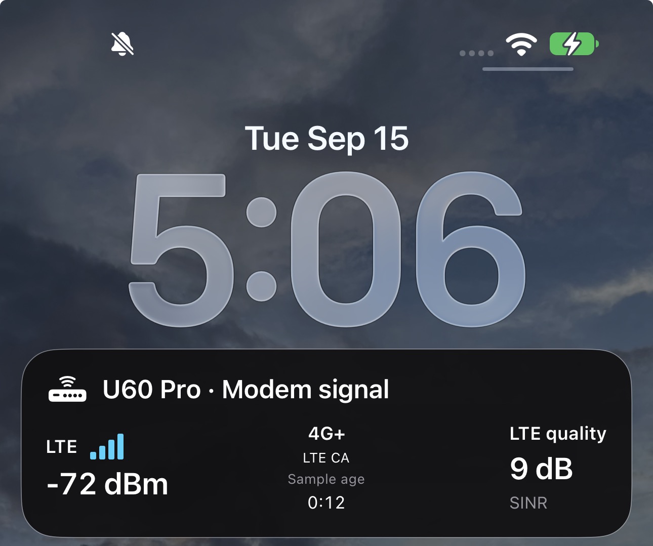 OpenU60 Lock Screen Live Activity showing 4G+ LTE carrier aggregation, -72 dBm RSRP, 9 dB SINR, and a 12-second sample age