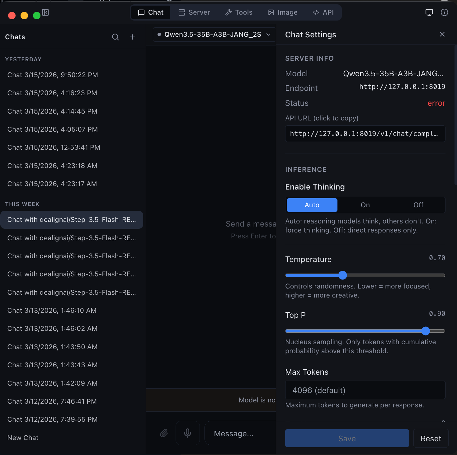 Chat 화면에서 Qwen3.5-35B-A3B-JANG_2S 모델과 Chat Settings, OpenAI-compatible API endpoint, 추론 설정을 확인할 수 있습니다.