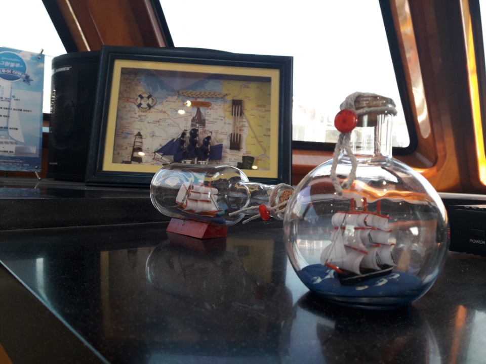 Grande Bleu yacht interior lounge