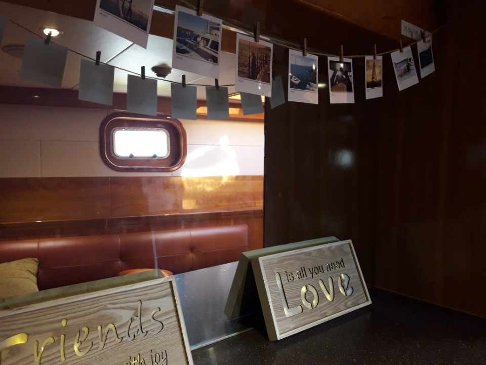 Grande Bleu yacht interior lounge