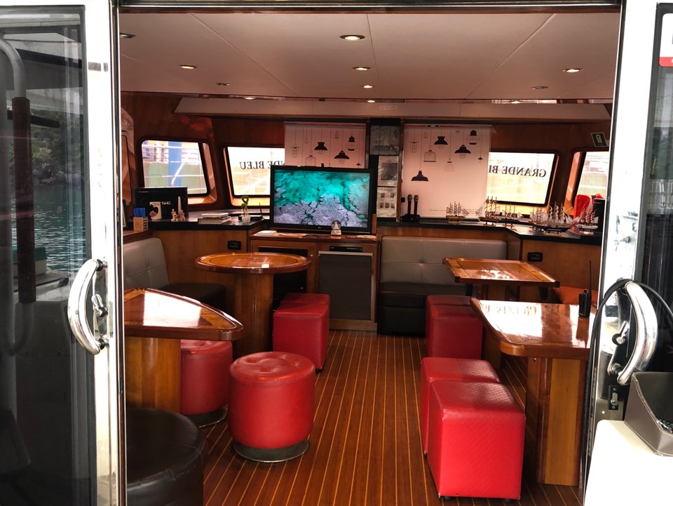 Grande Bleu yacht interior lounge