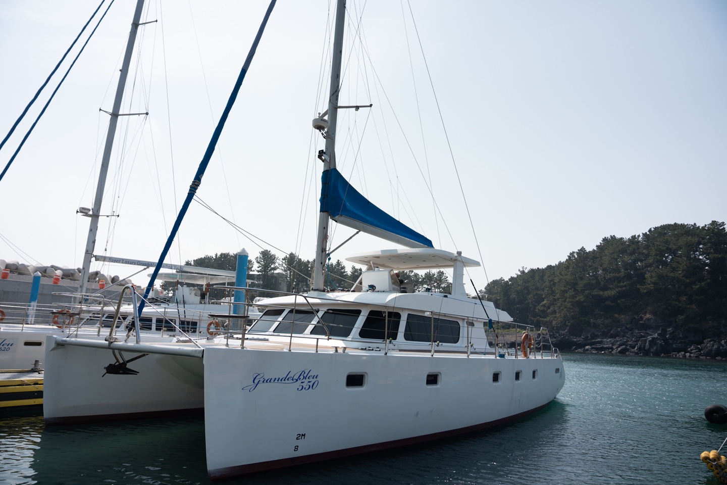 Grande Bleu yacht interior lounge