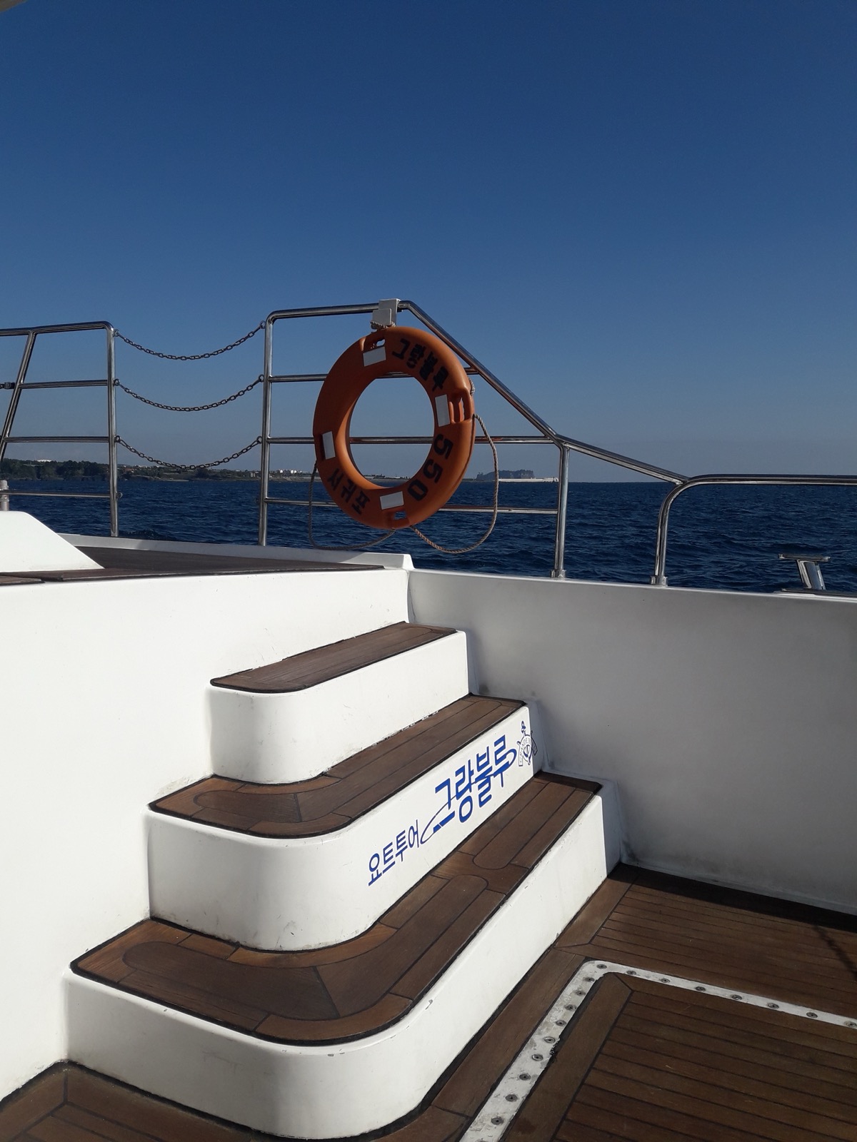 Grande Bleu yacht interior lounge