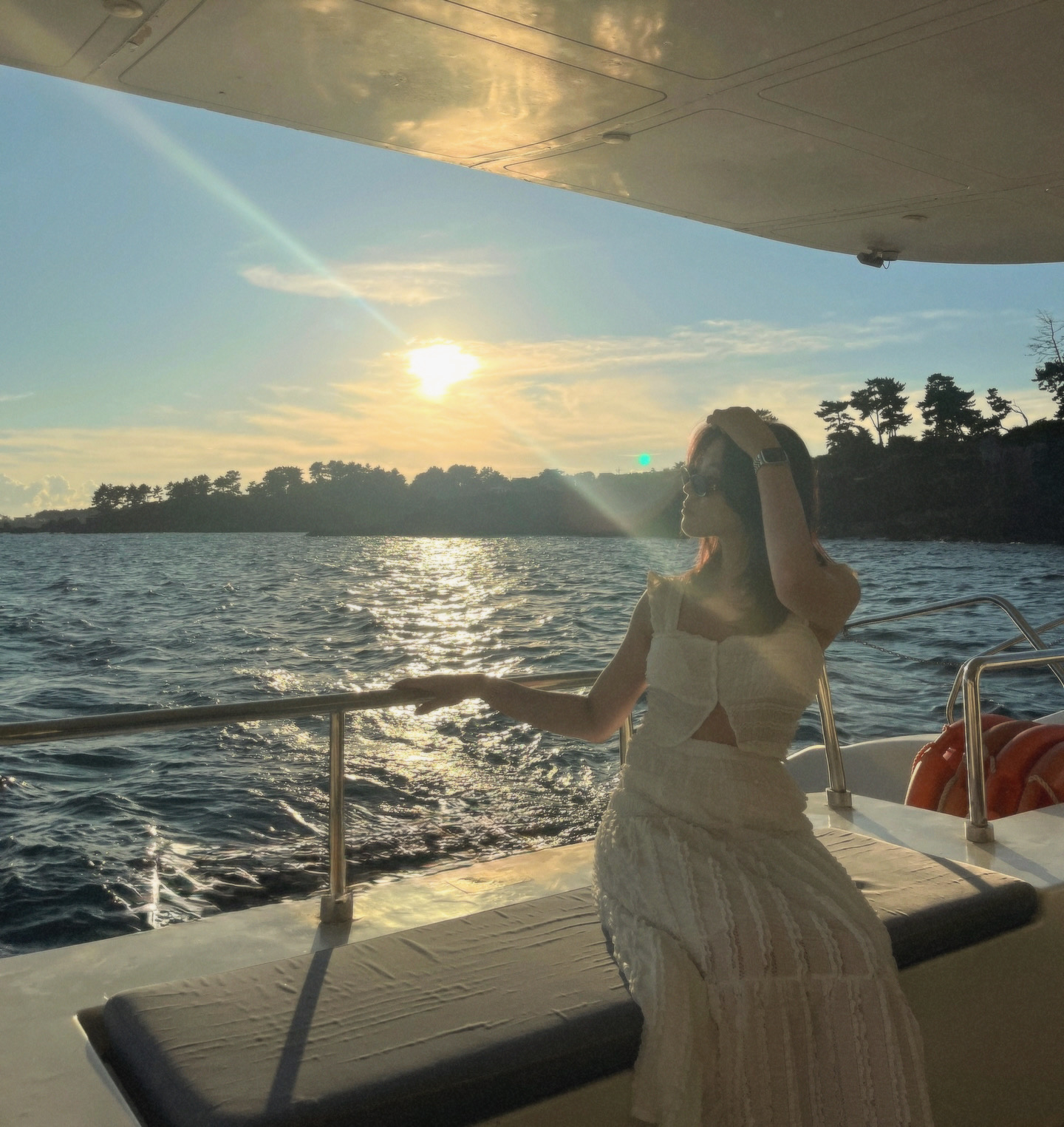 Guest enjoying Grande Bleu Jeju yacht