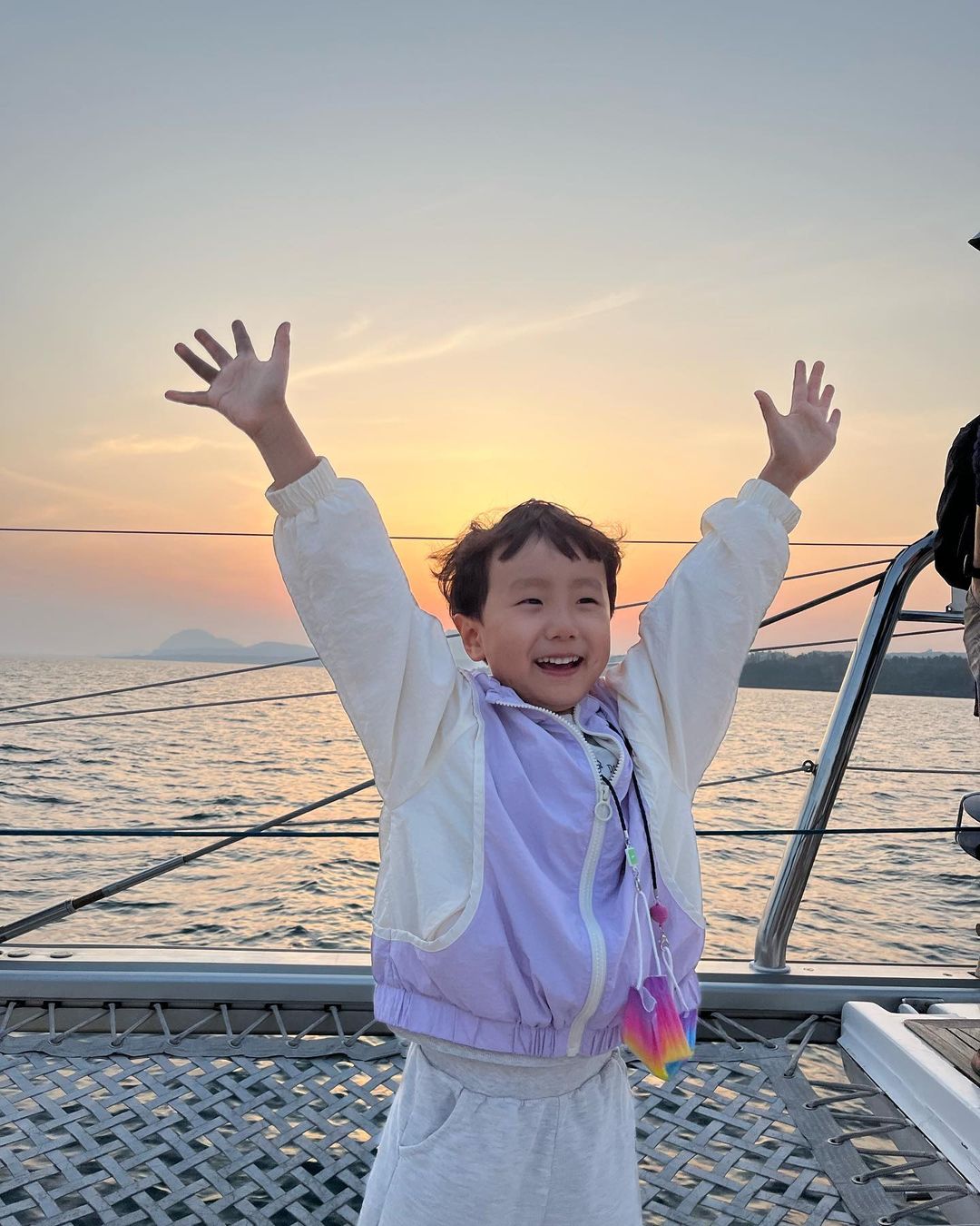 Guest enjoying Grande Bleu Jeju yacht