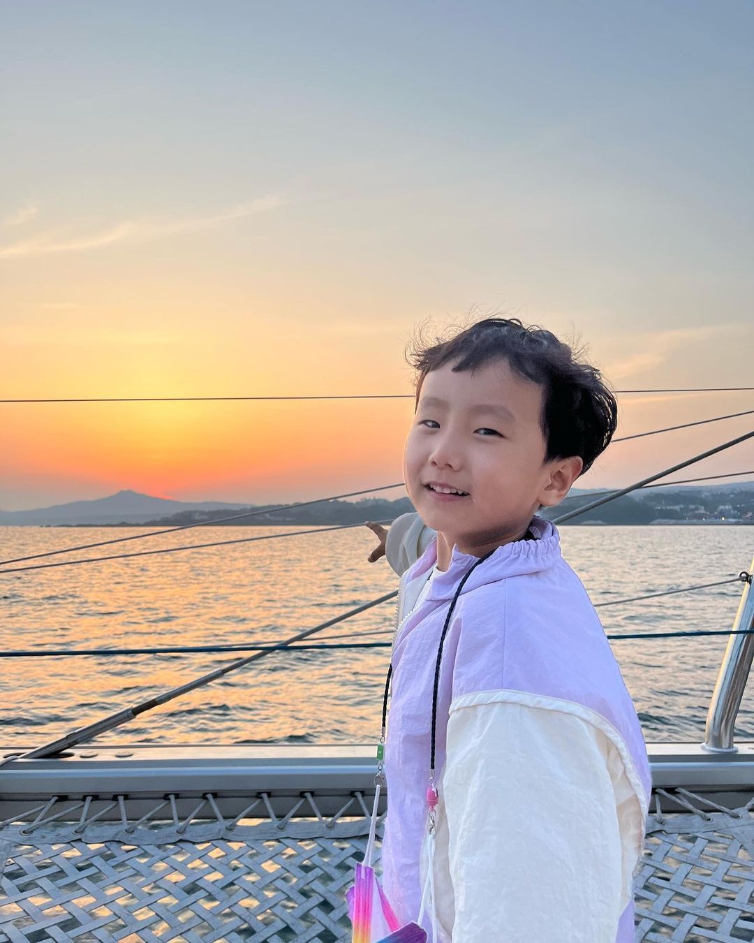 Guest enjoying Grande Bleu Jeju yacht