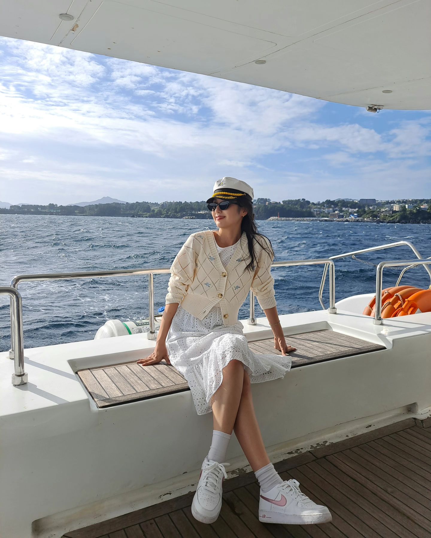 Guest enjoying Grande Bleu Jeju yacht