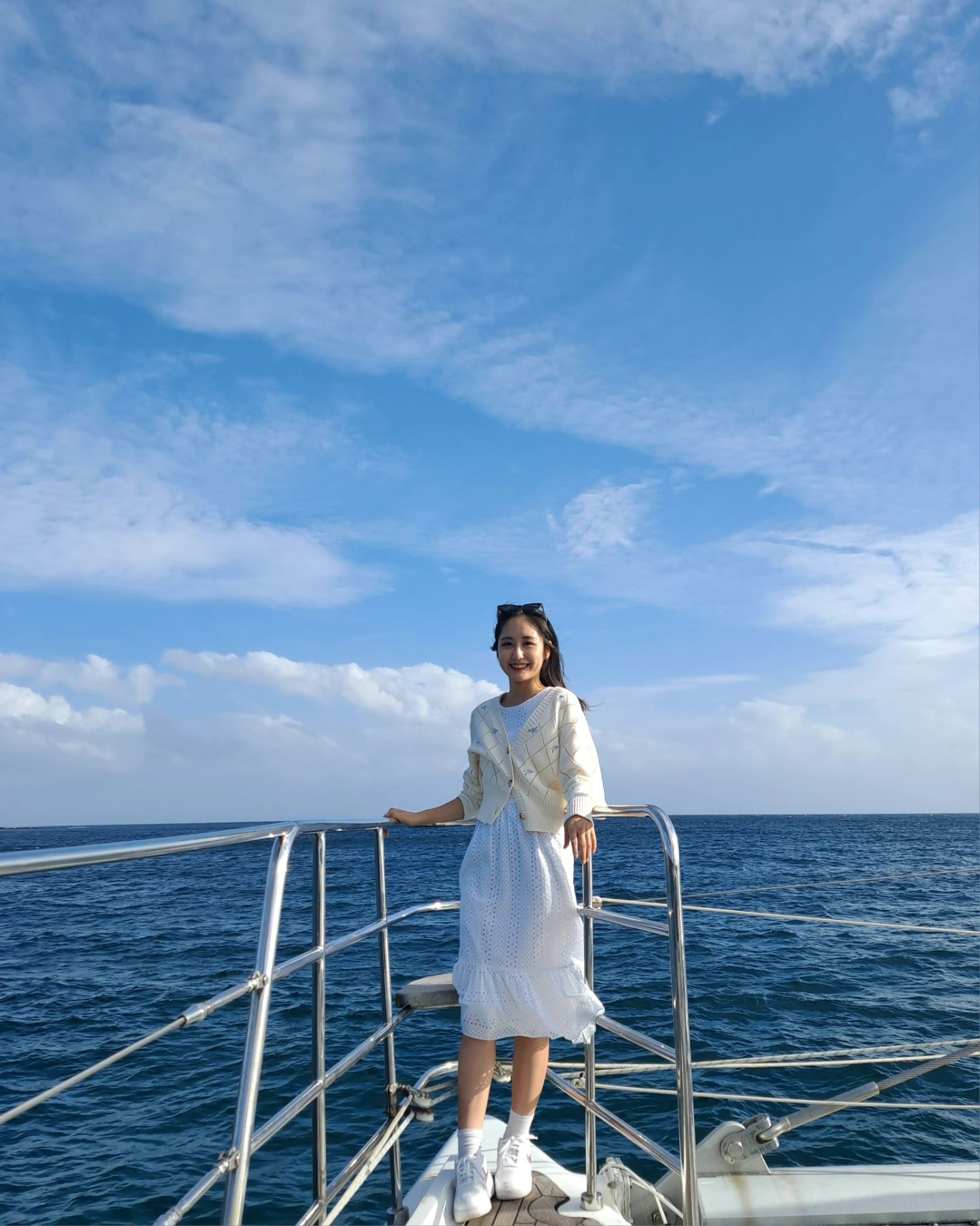 Guest enjoying Grande Bleu Jeju yacht