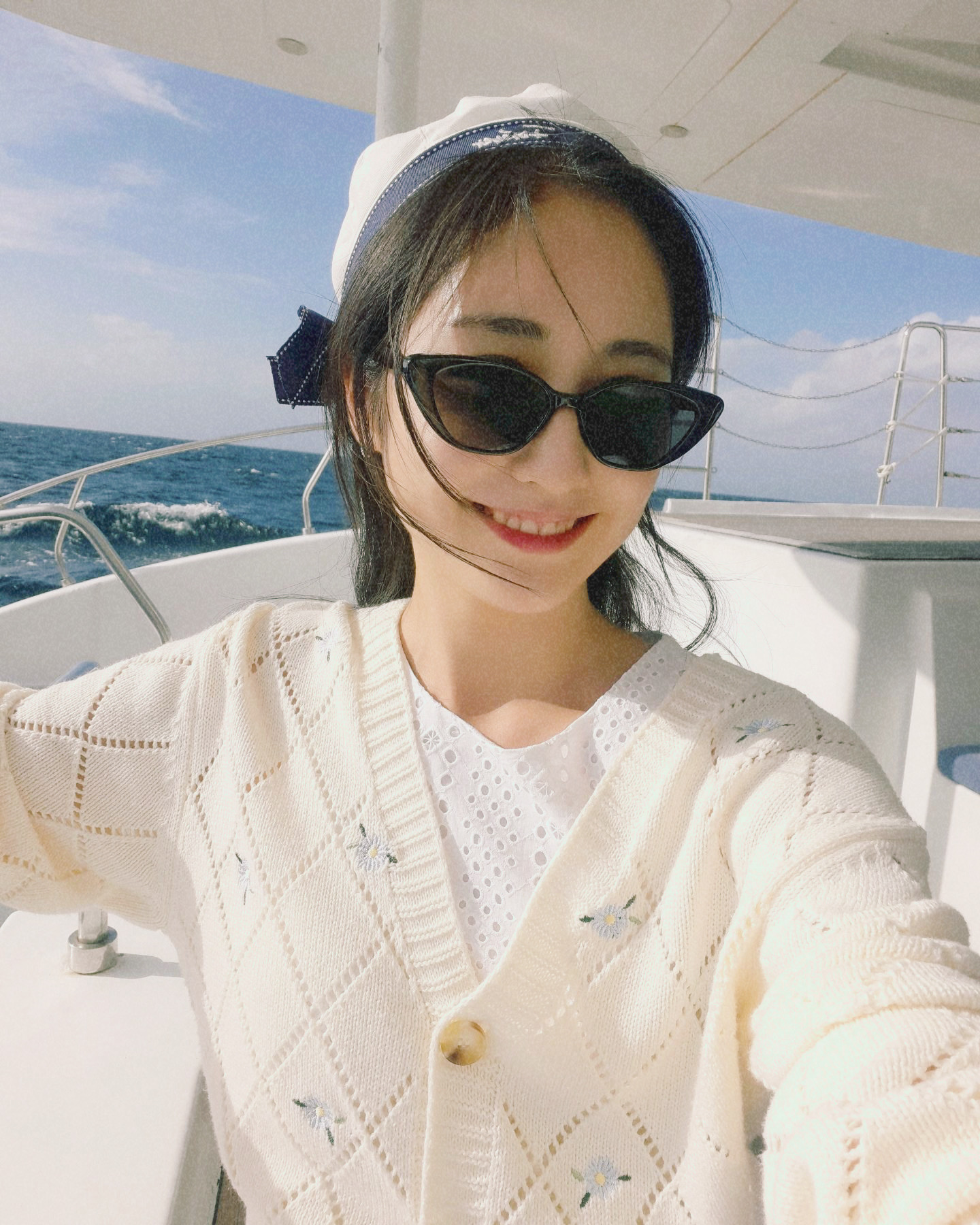Guest enjoying Grande Bleu Jeju yacht