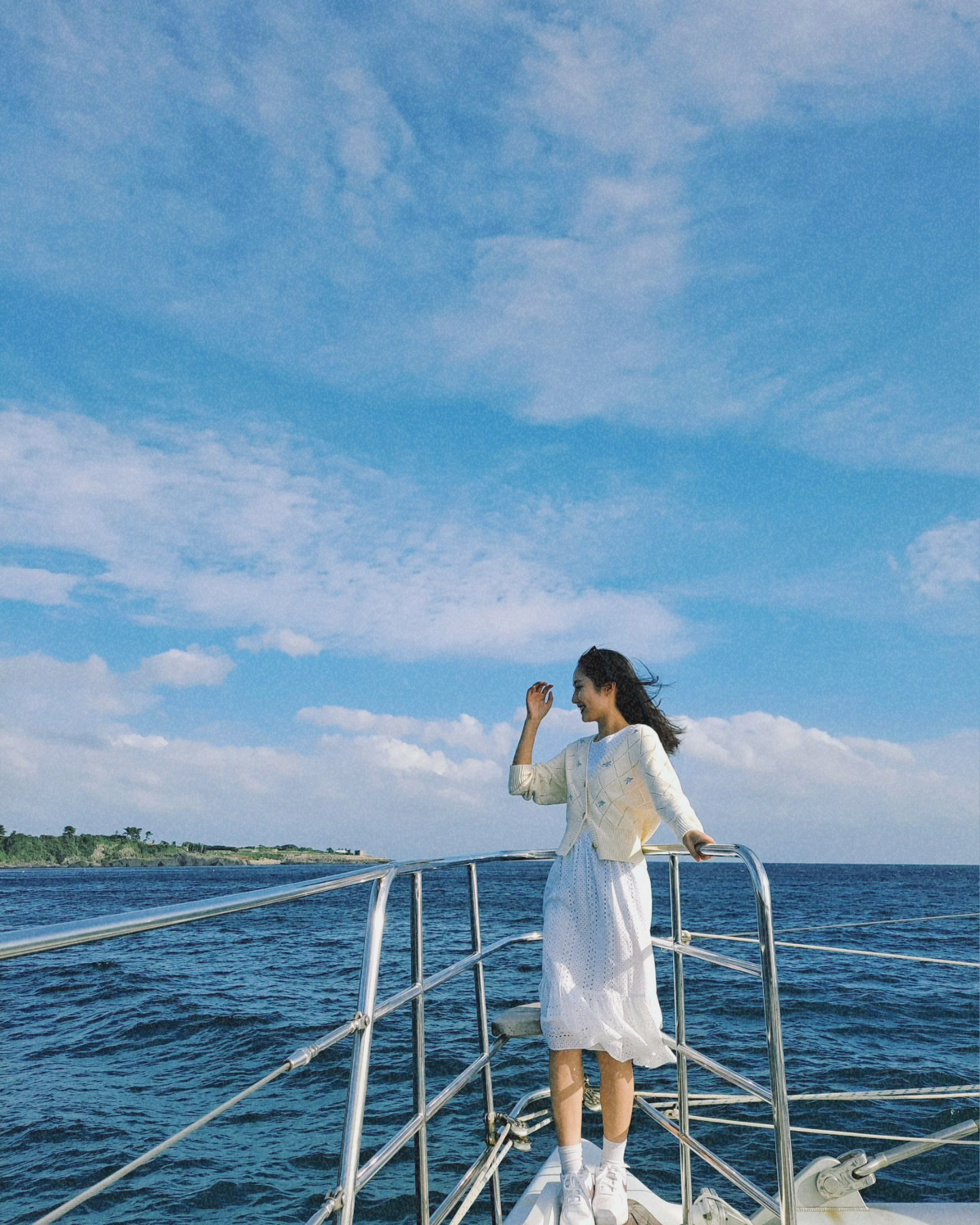 Guest enjoying Grande Bleu Jeju yacht
