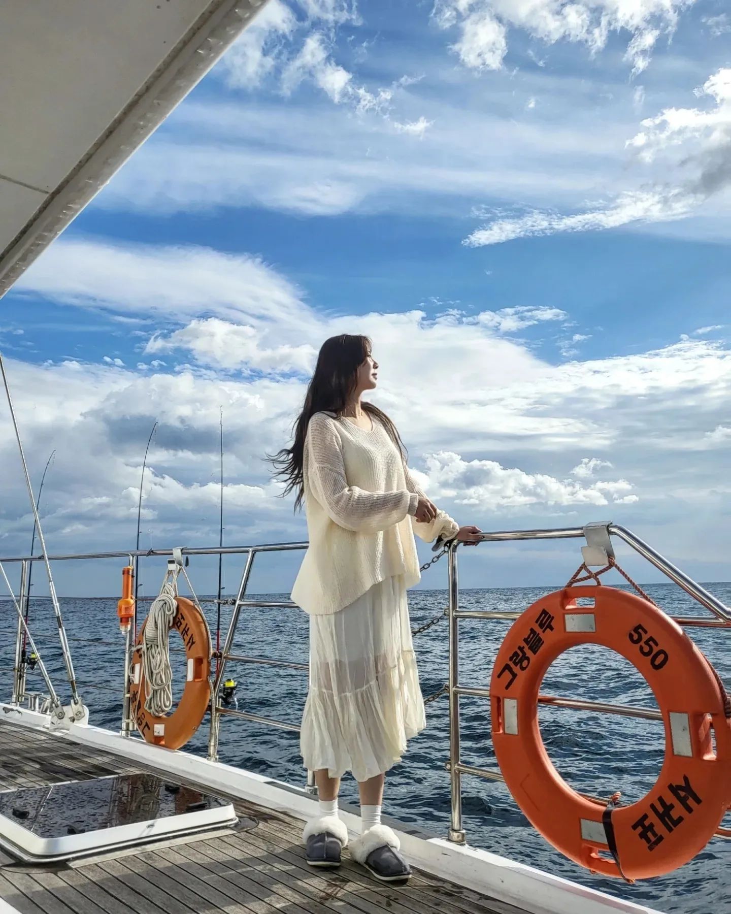 Guest enjoying Grande Bleu Jeju yacht