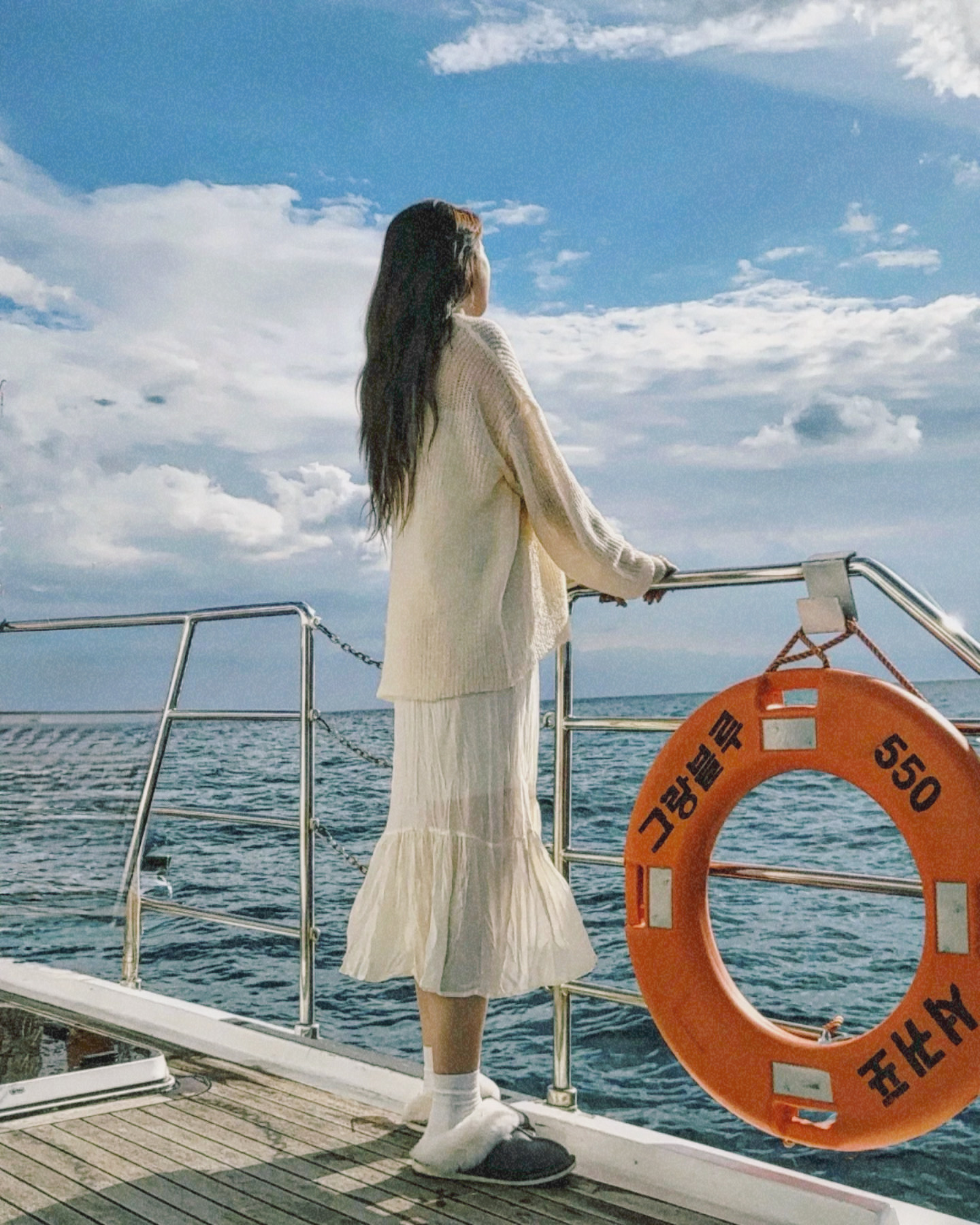Guest enjoying Grande Bleu Jeju yacht