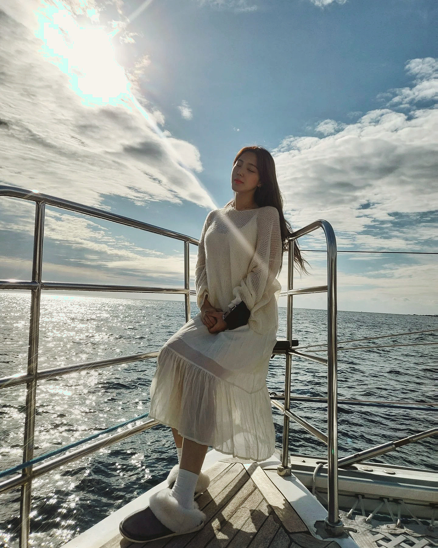 Guest enjoying Grande Bleu Jeju yacht