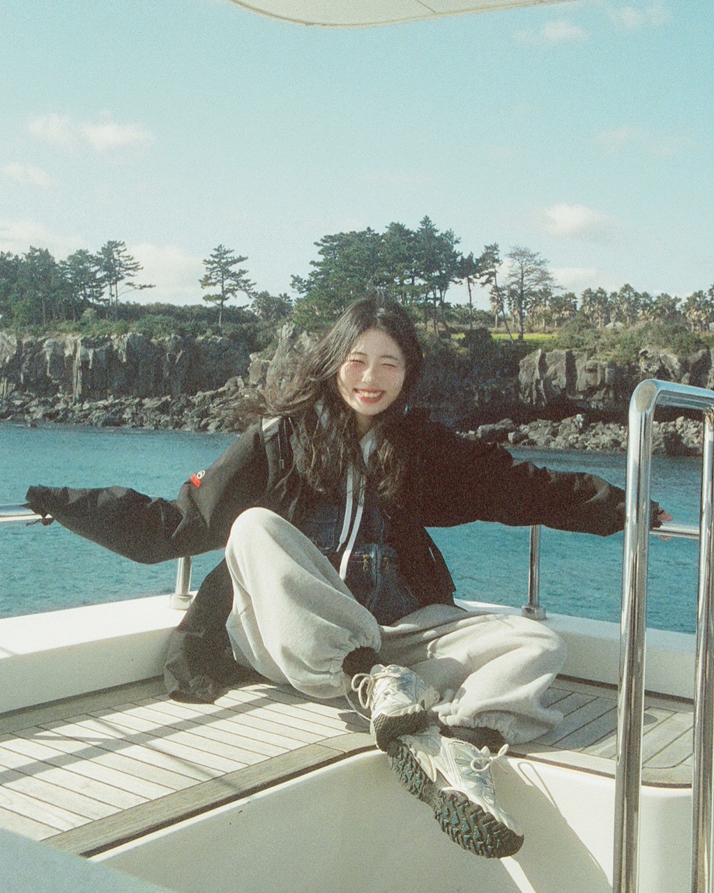 Guest enjoying Grande Bleu Jeju yacht