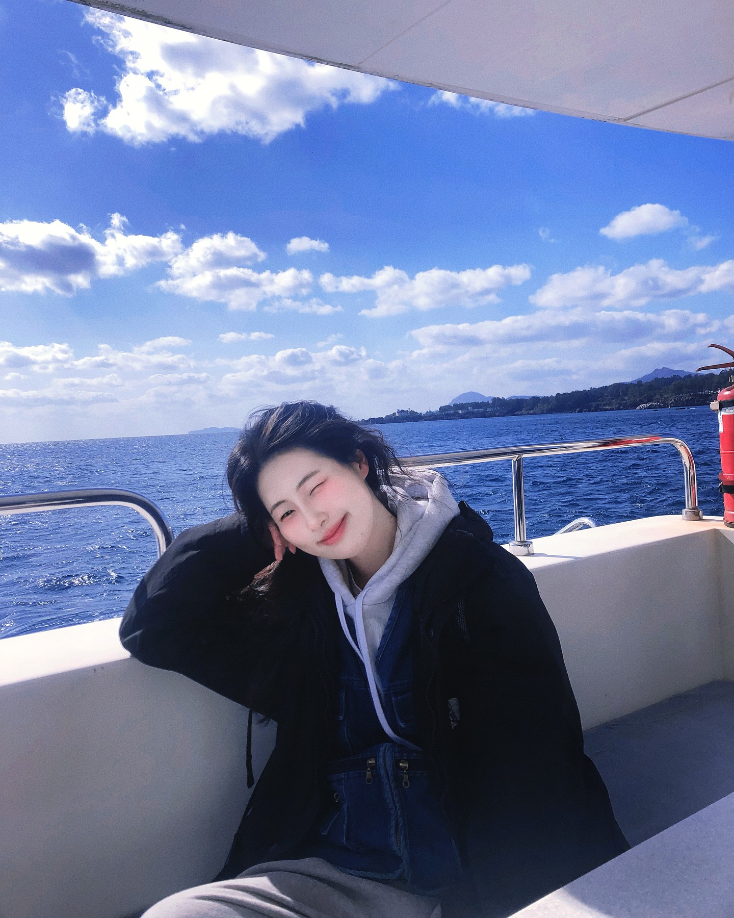 Guest enjoying Grande Bleu Jeju yacht