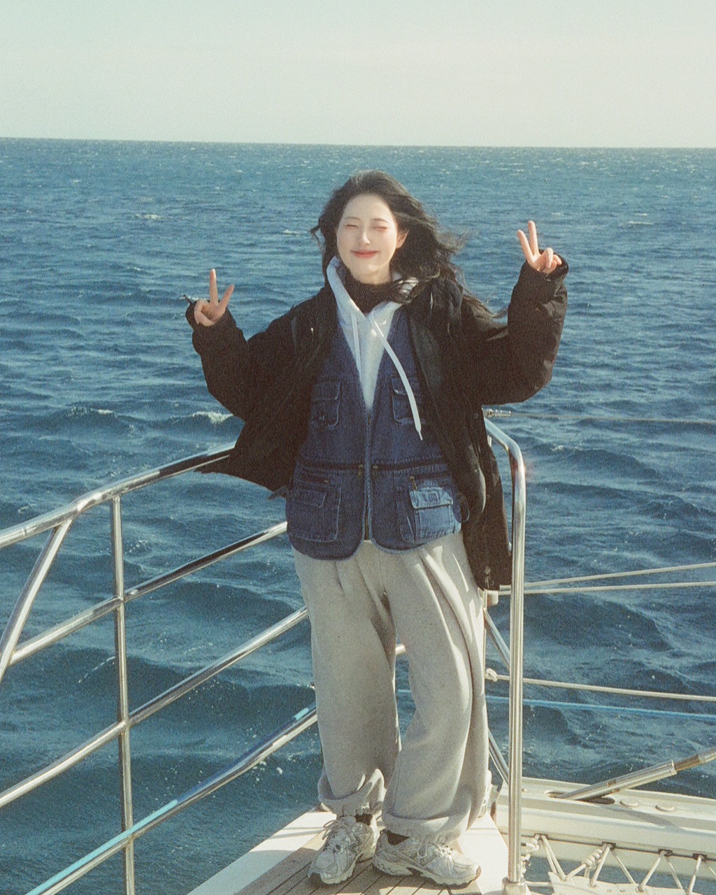 Guest enjoying Grande Bleu Jeju yacht