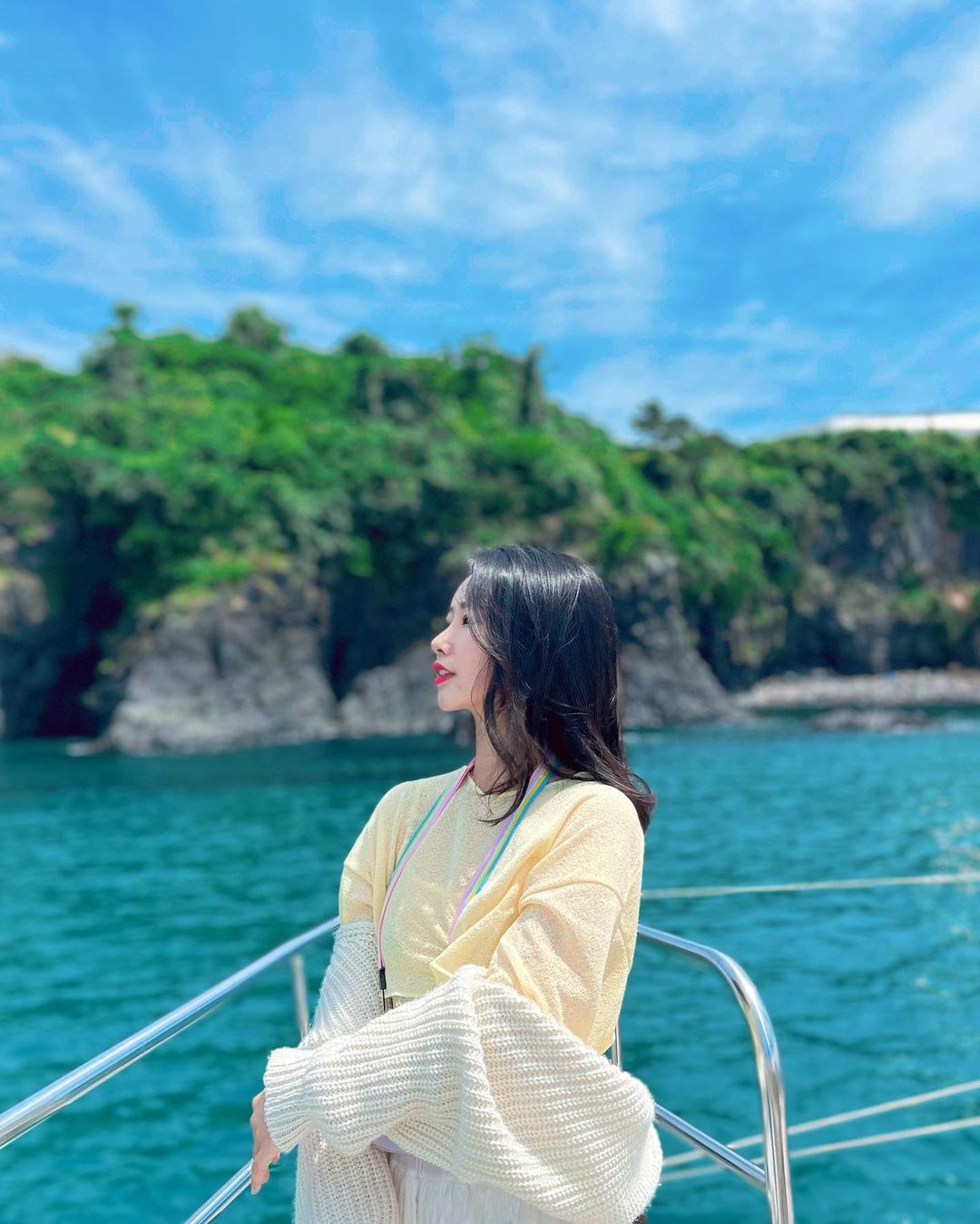 Guest enjoying Grande Bleu Jeju yacht