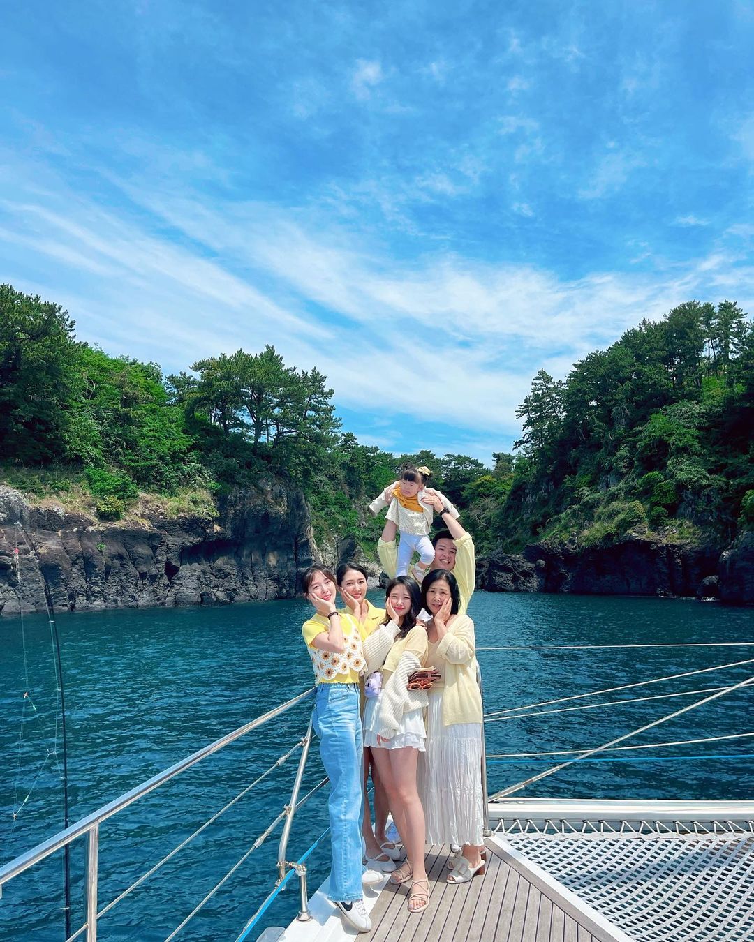 Guest enjoying Grande Bleu Jeju yacht