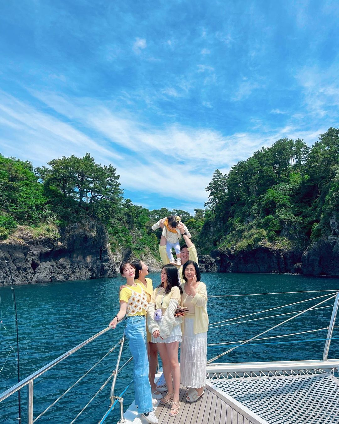 Guest enjoying Grande Bleu Jeju yacht