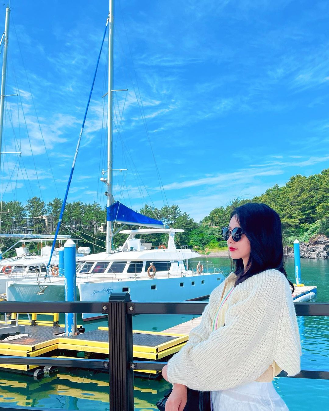 Guest enjoying Grande Bleu Jeju yacht