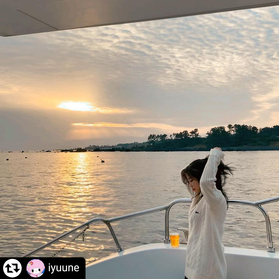 Guest enjoying Grande Bleu Jeju yacht