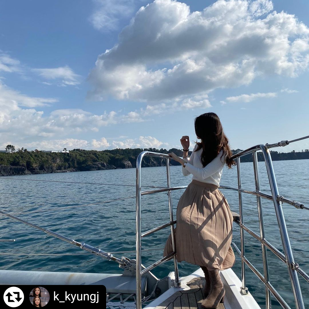 Guest enjoying Grande Bleu Jeju yacht