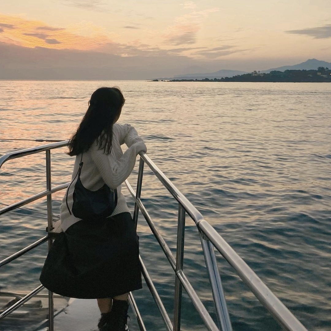 Guest enjoying Grande Bleu Jeju yacht