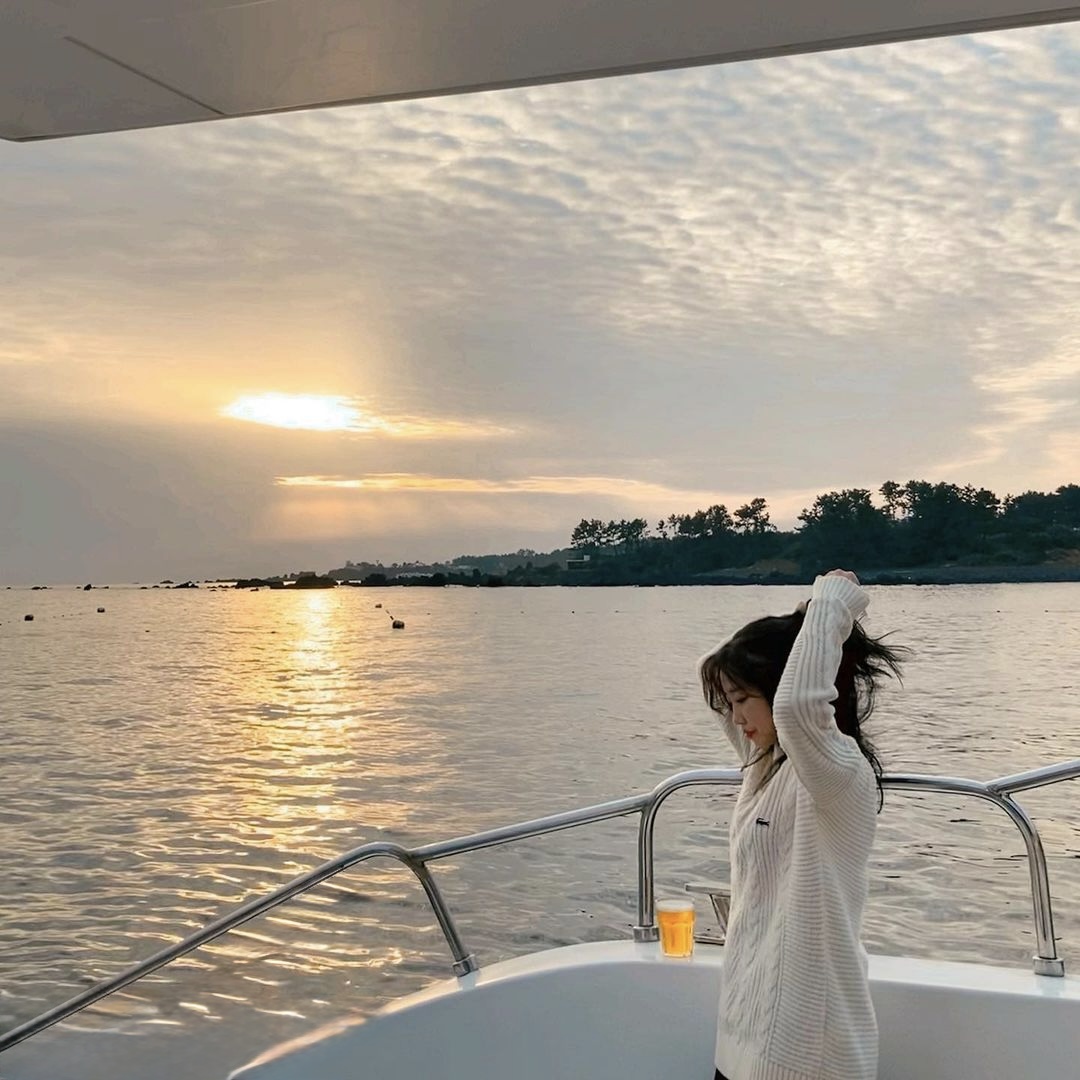 Guest enjoying Grande Bleu Jeju yacht