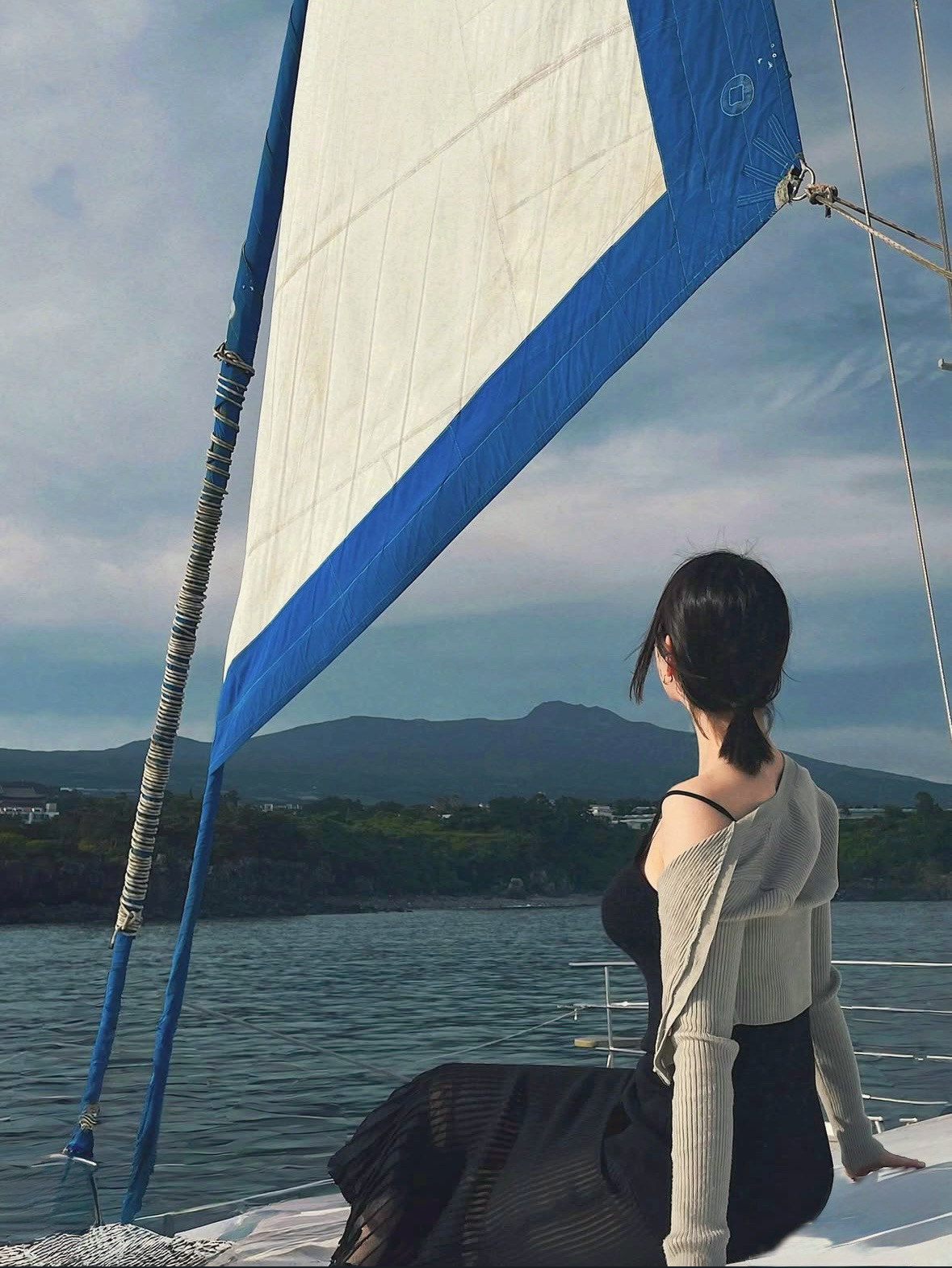 Guest enjoying Grande Bleu Jeju yacht