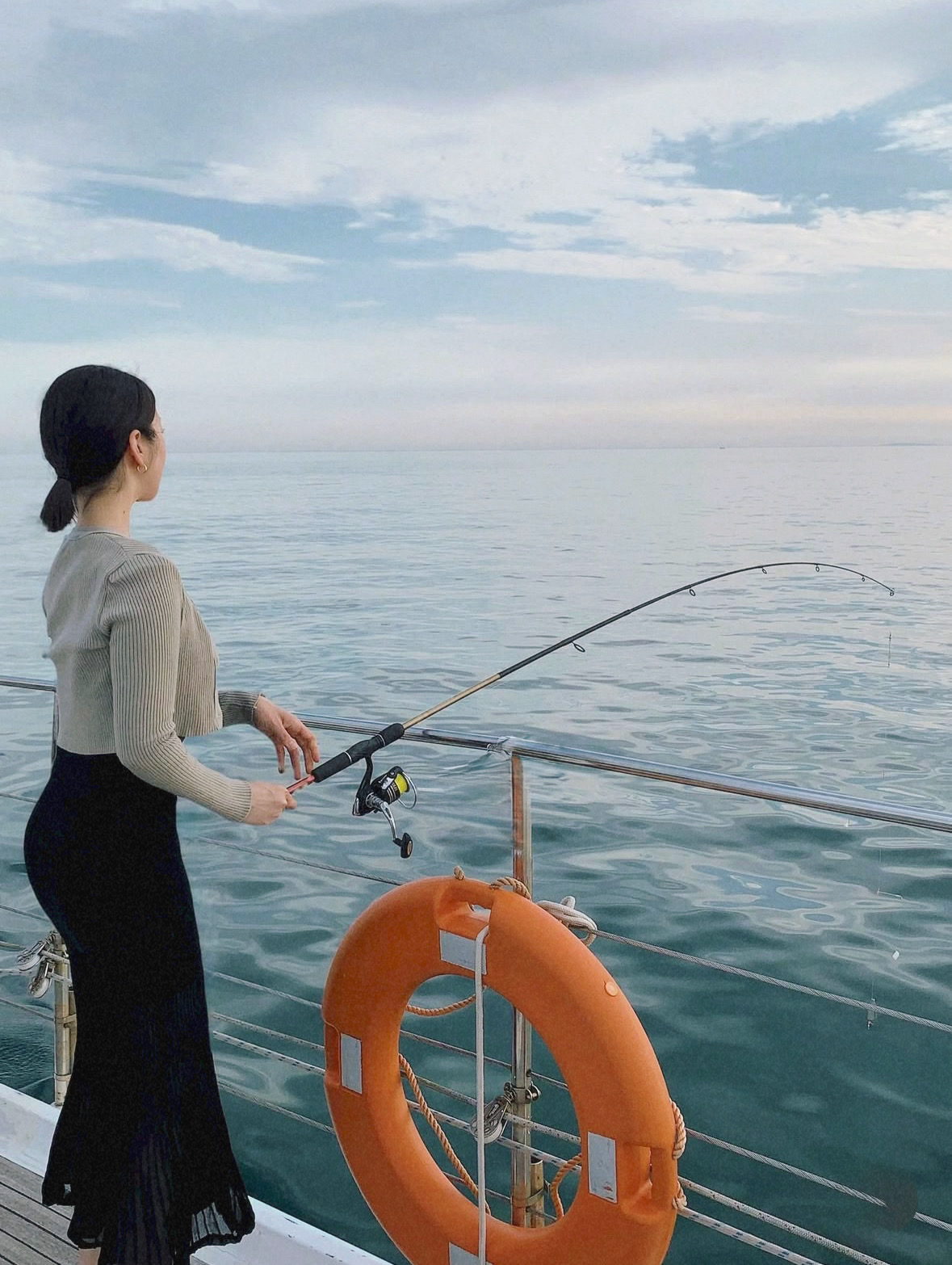 Guest enjoying Grande Bleu Jeju yacht