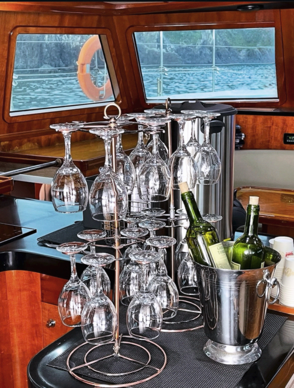 Guest enjoying Grande Bleu Jeju yacht