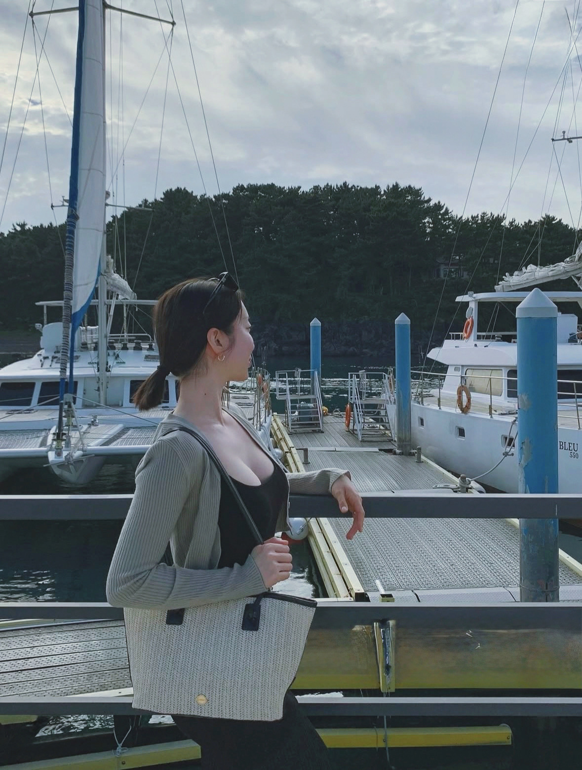 Guest enjoying Grande Bleu Jeju yacht