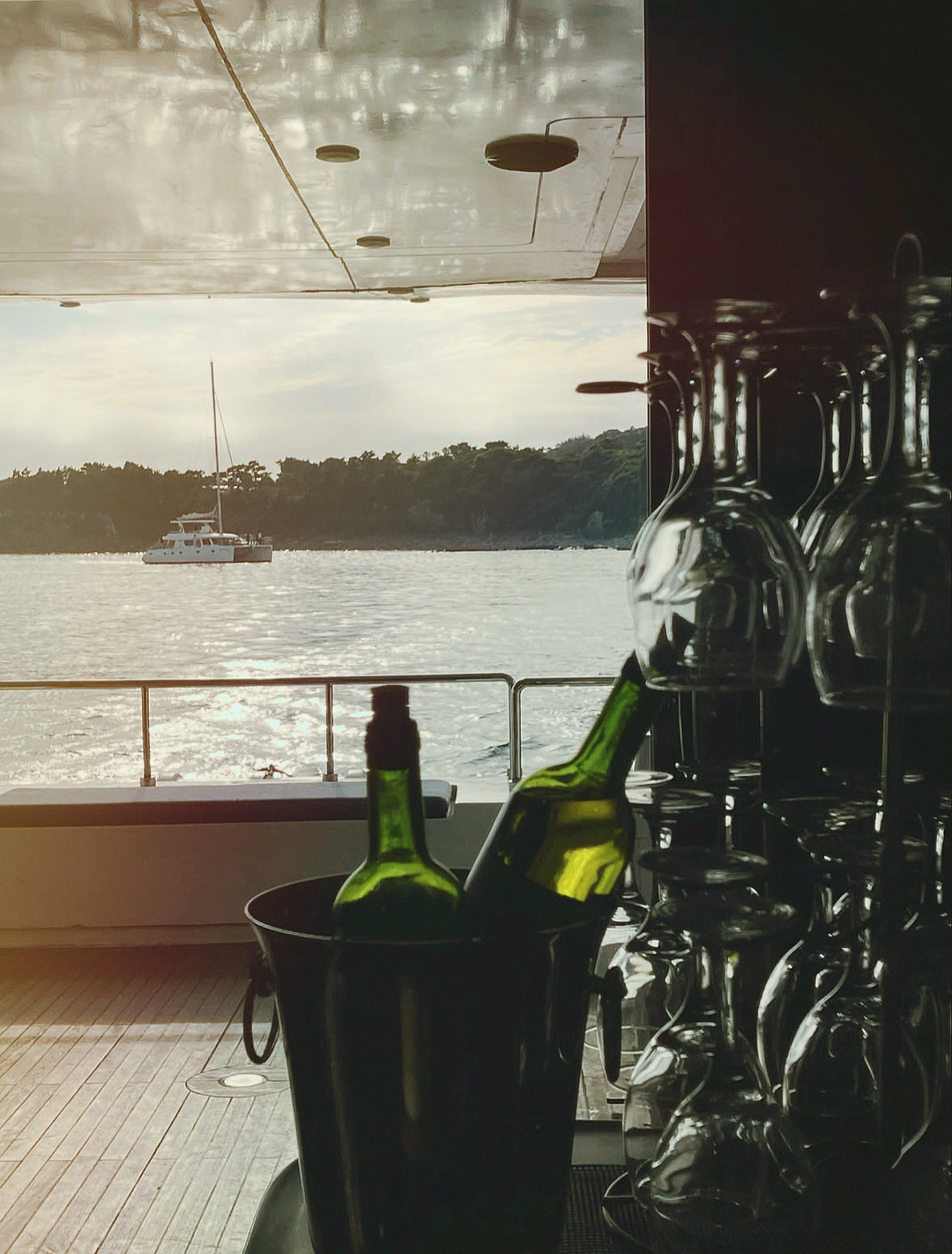 Guest enjoying Grande Bleu Jeju yacht