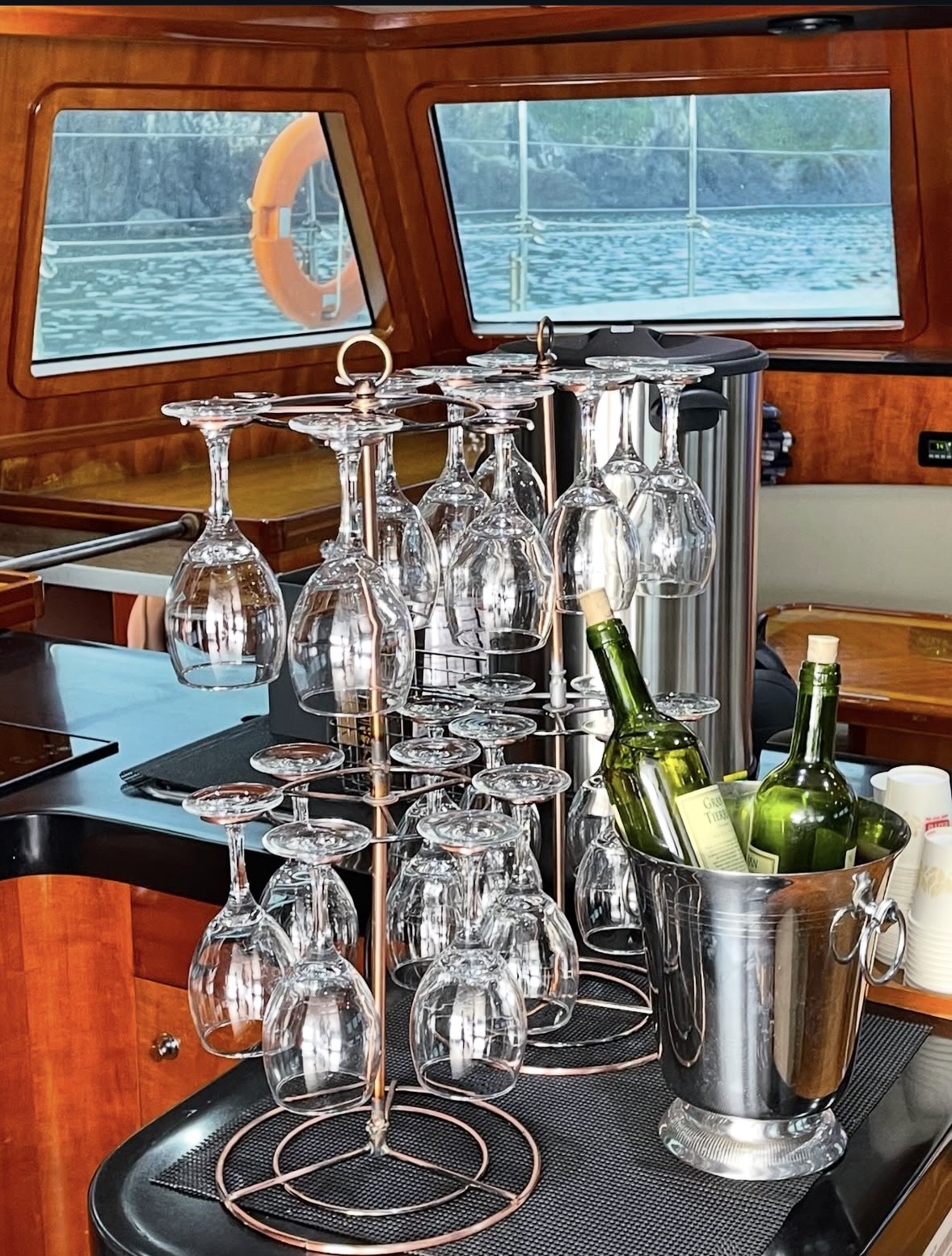Guest enjoying Grande Bleu Jeju yacht