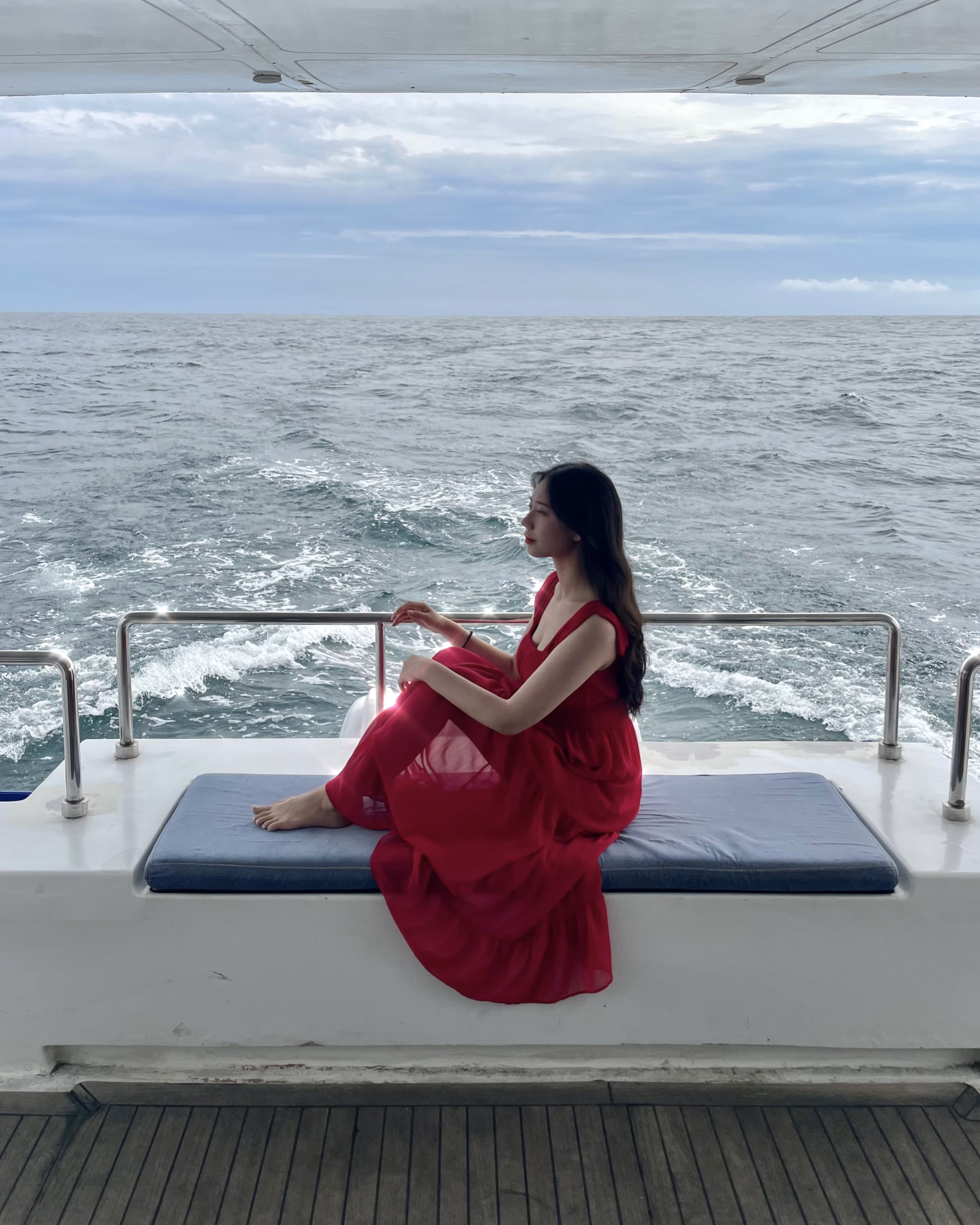 Guest enjoying Grande Bleu Jeju yacht
