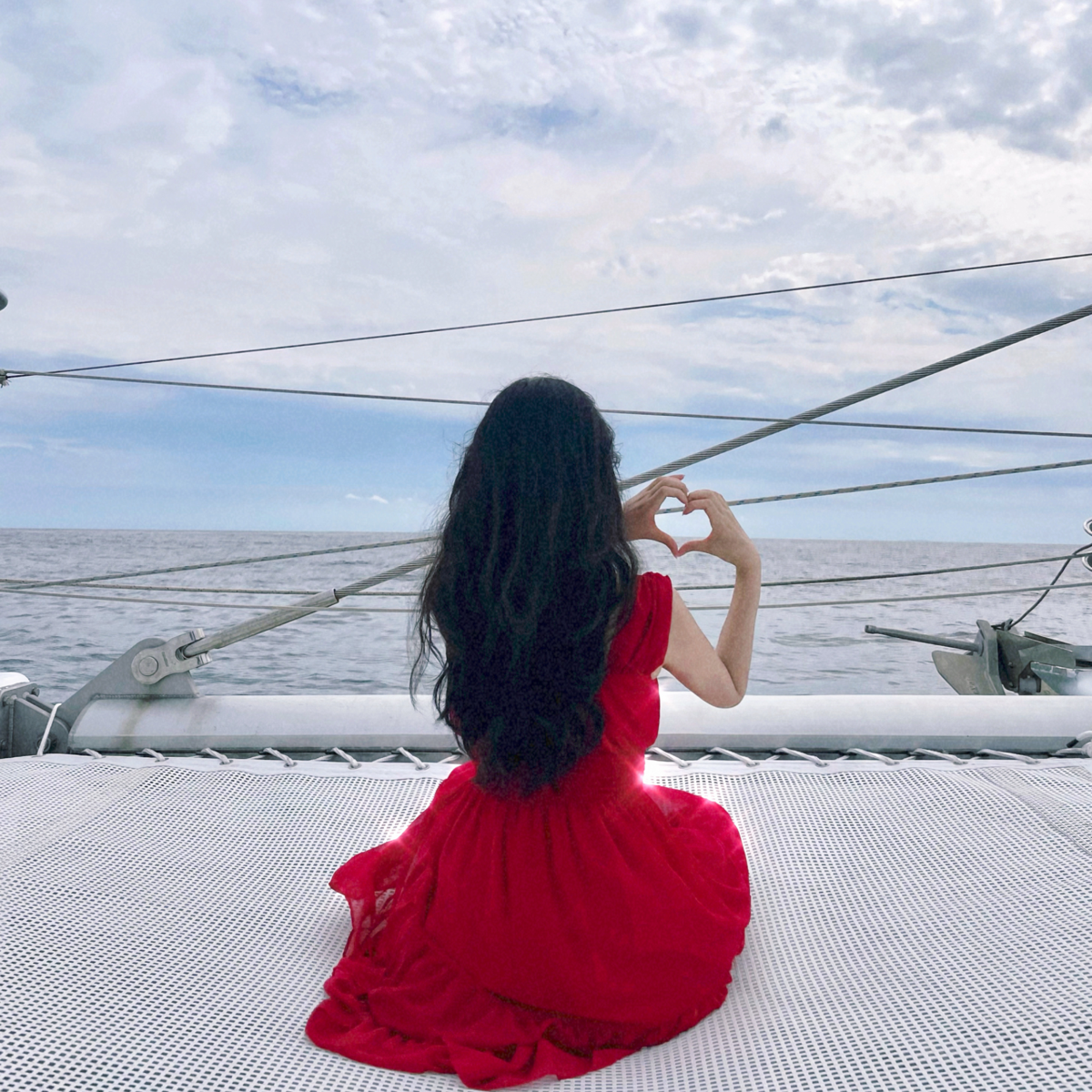 Guest enjoying Grande Bleu Jeju yacht