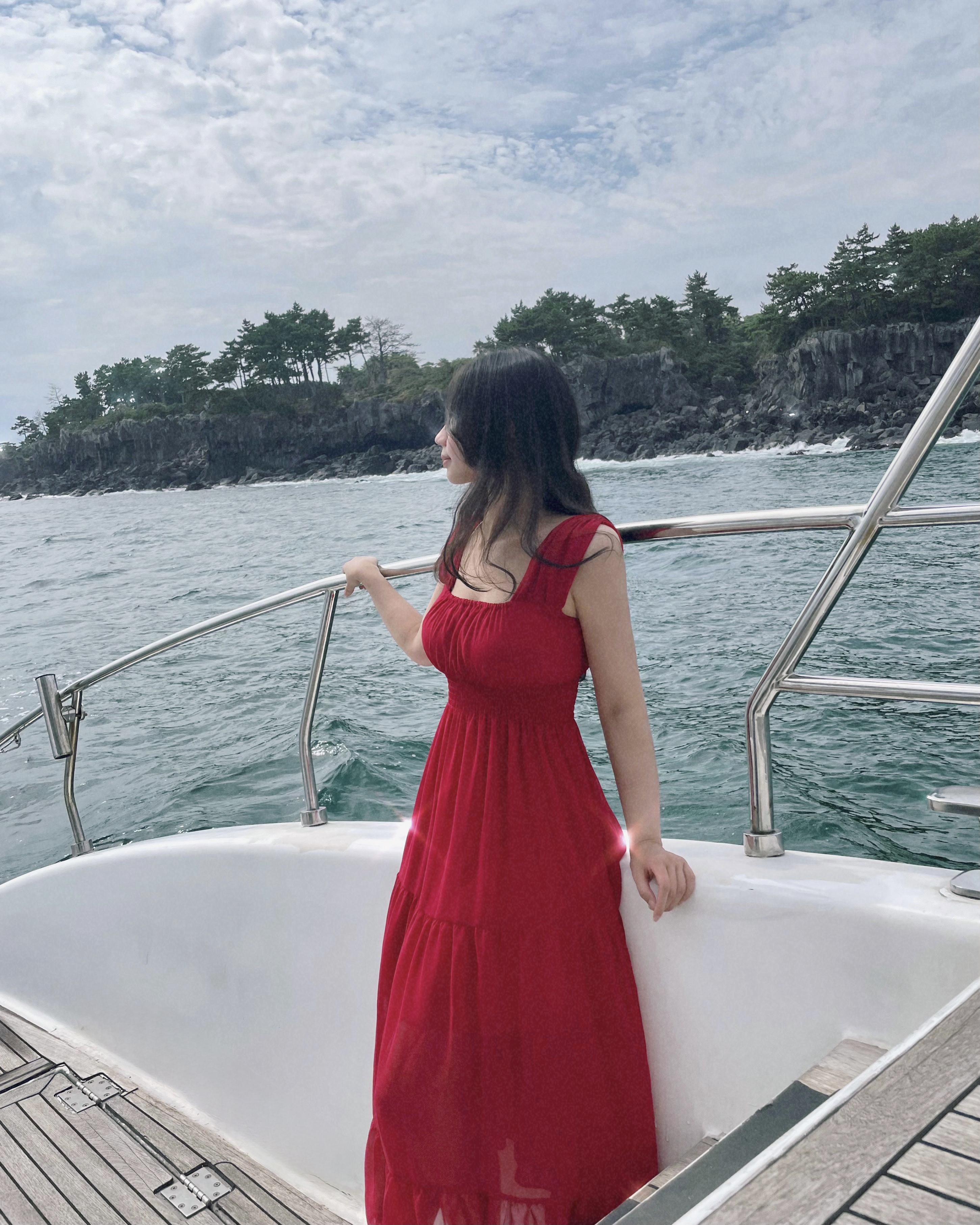 Guest enjoying Grande Bleu Jeju yacht