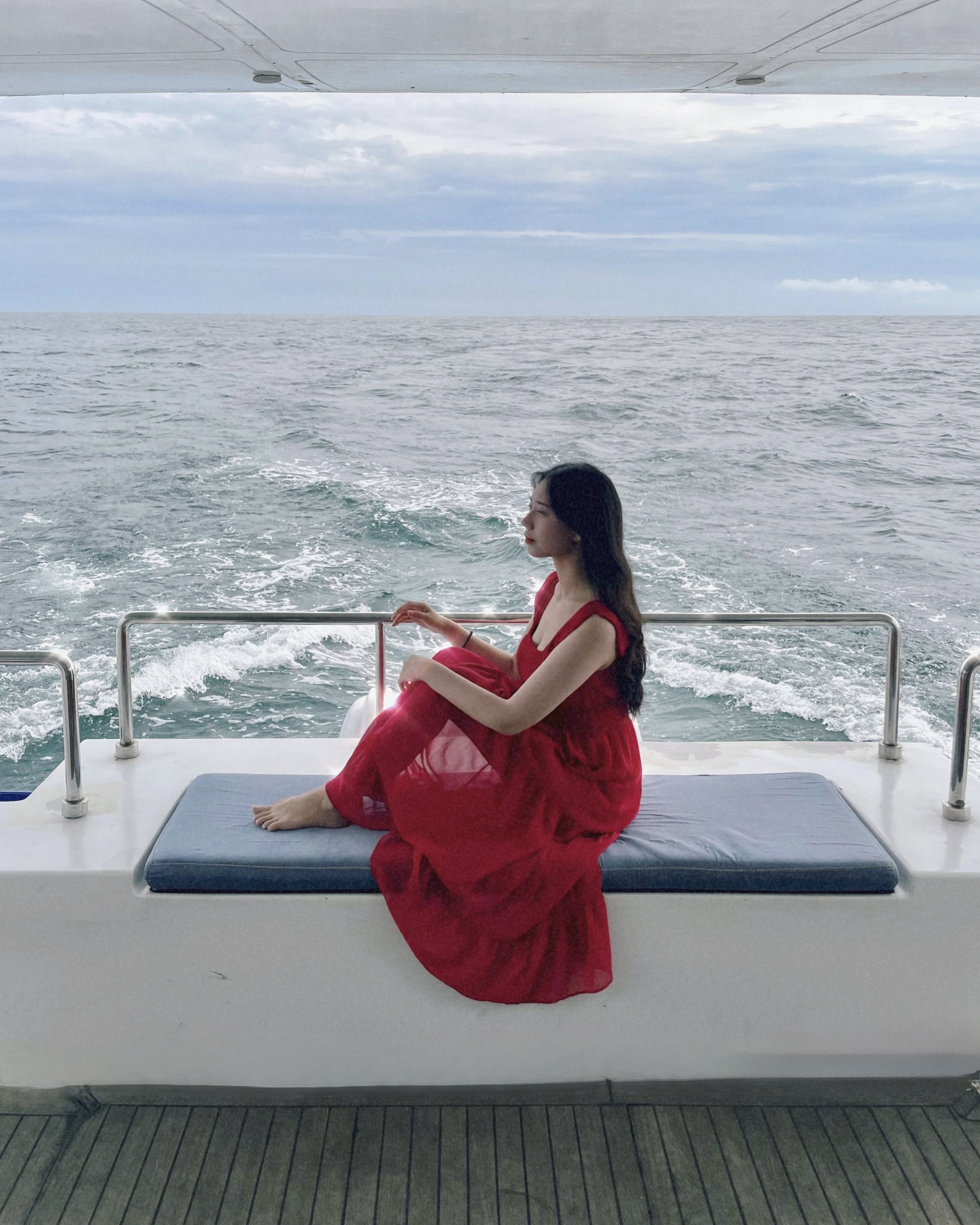 Guest enjoying Grande Bleu Jeju yacht