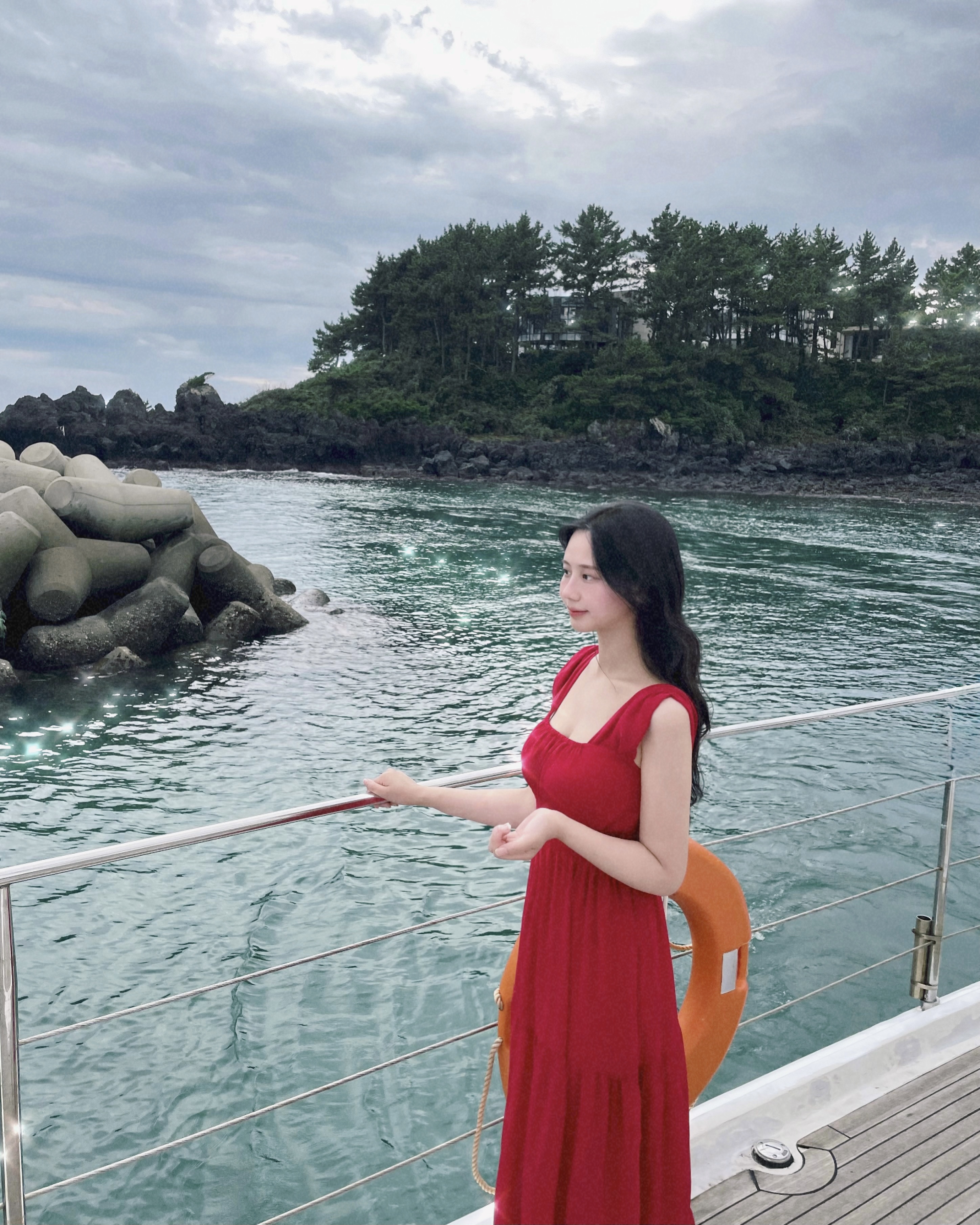 Guest enjoying Grande Bleu Jeju yacht
