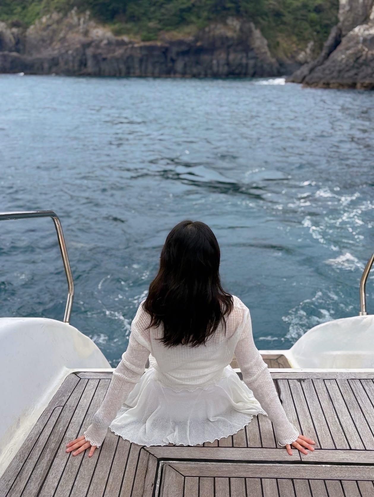 Guest enjoying Grande Bleu Jeju yacht