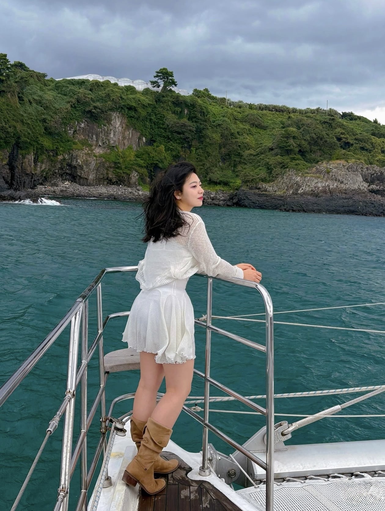 Guest enjoying Grande Bleu Jeju yacht