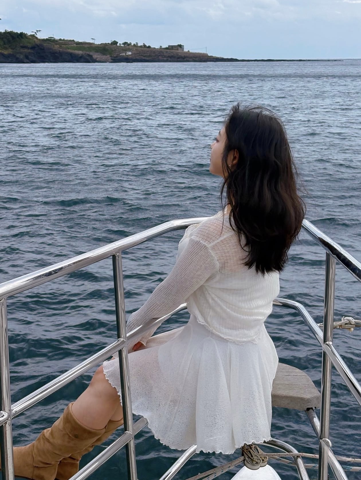 Guest enjoying Grande Bleu Jeju yacht
