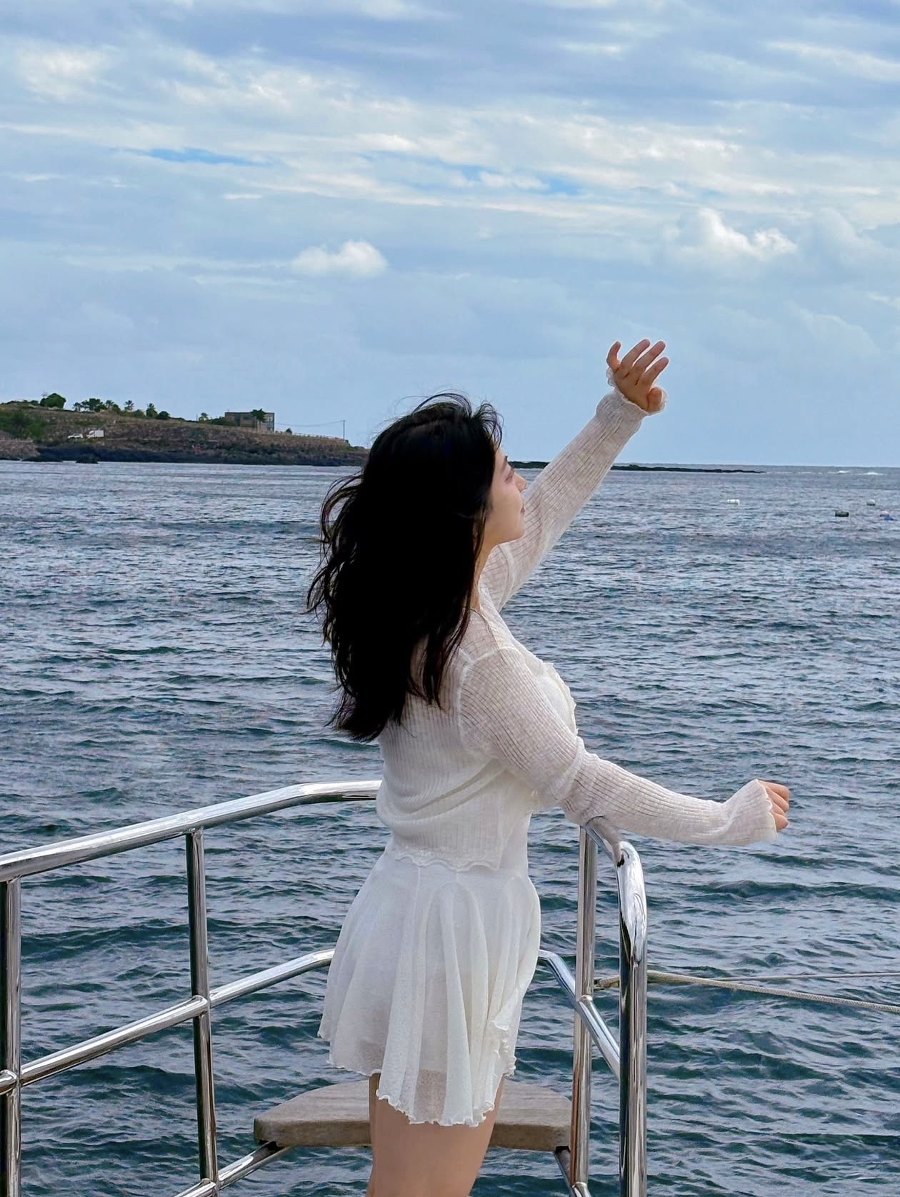 Guest enjoying Grande Bleu Jeju yacht