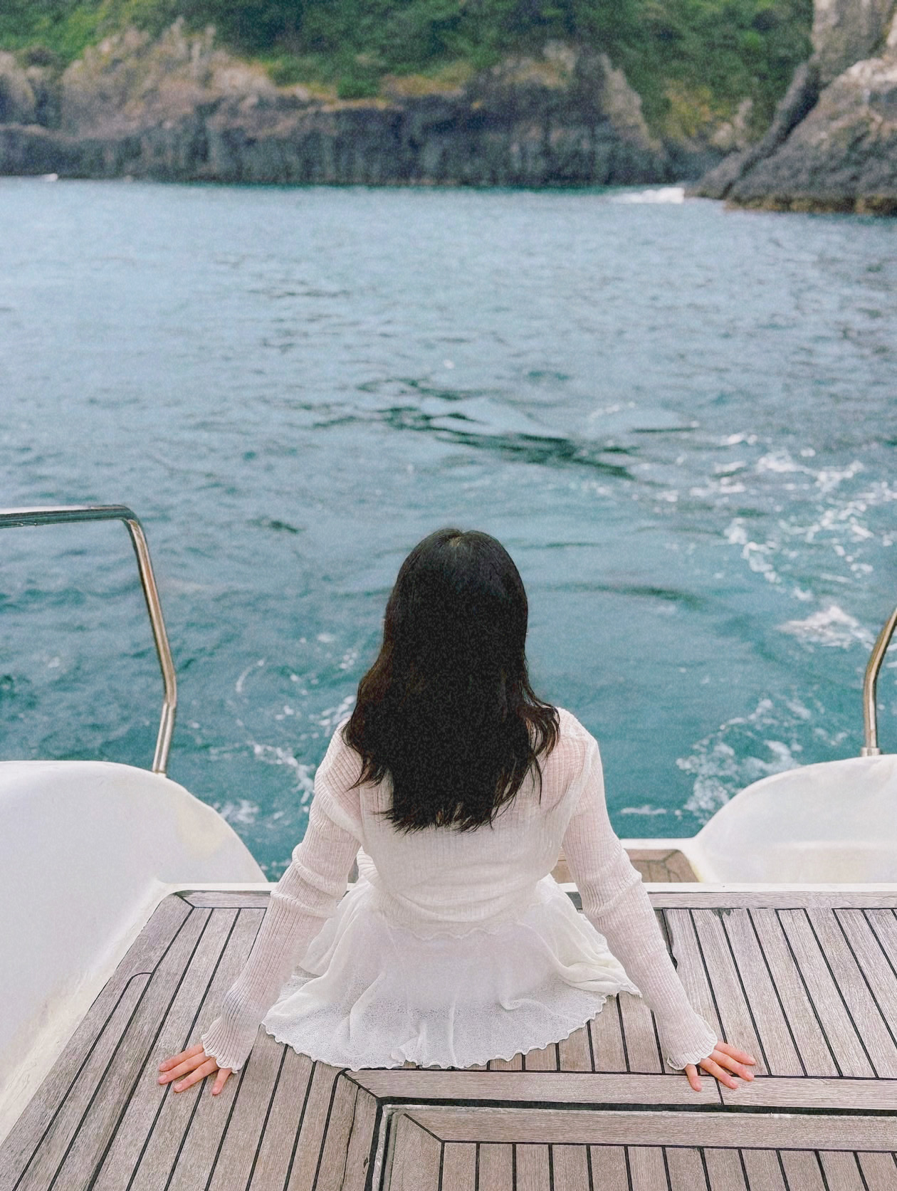Guest enjoying Grande Bleu Jeju yacht