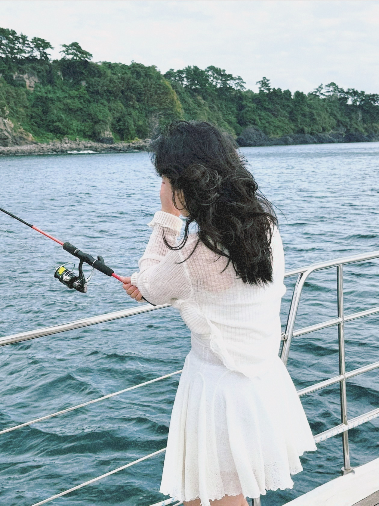 Guest enjoying Grande Bleu Jeju yacht