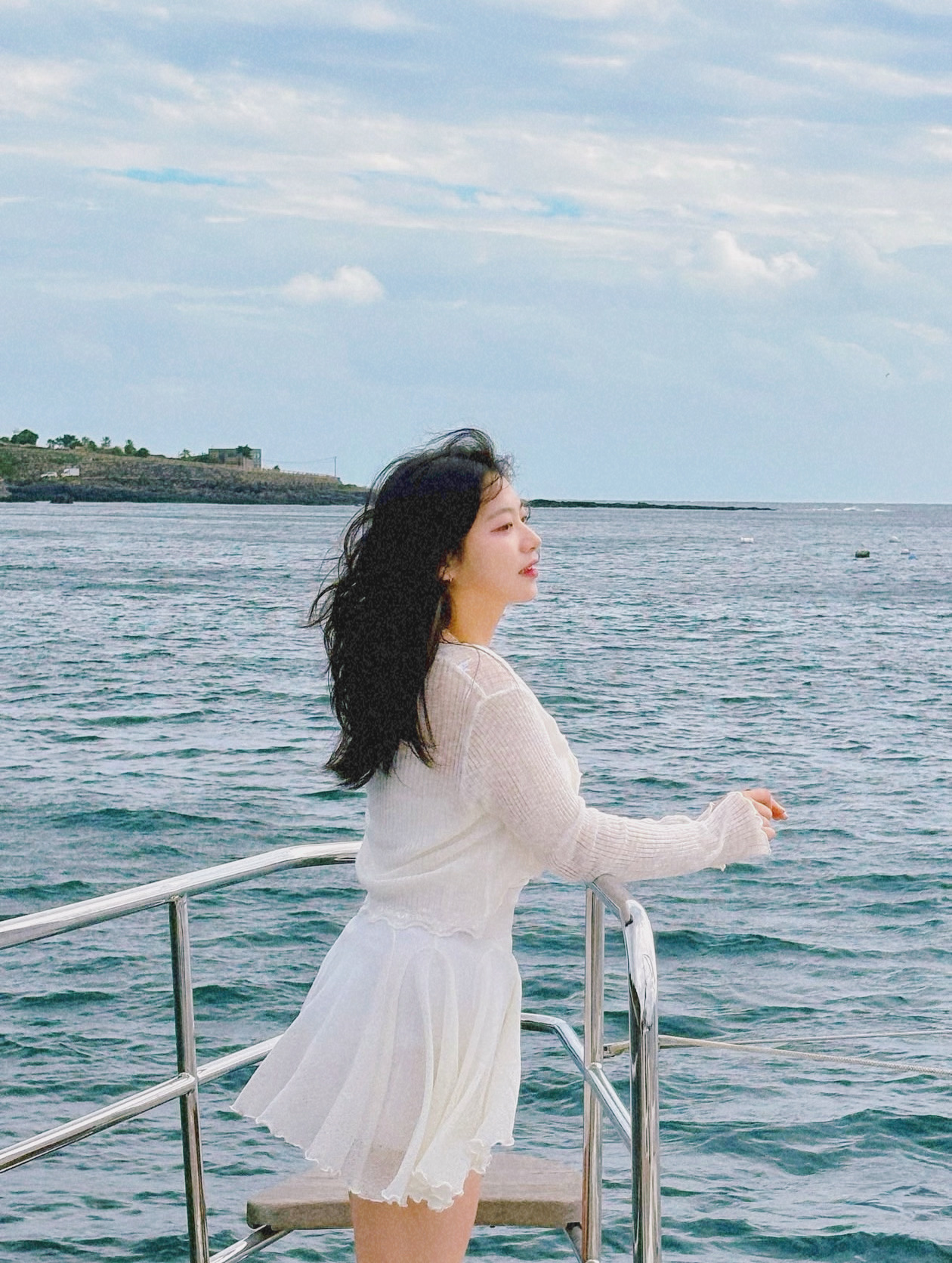 Guest enjoying Grande Bleu Jeju yacht